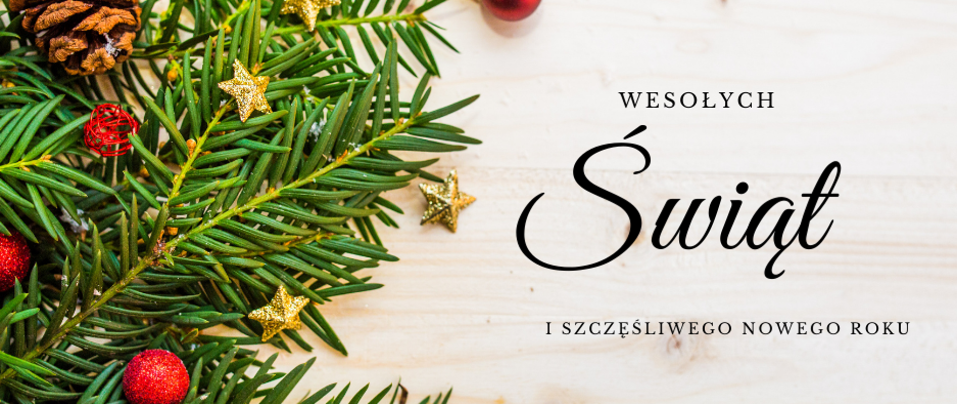 Na drewnianej desce leżą ustrojone gałązki świerku. Po prawej stronie napis: Wesołych Świąt i Szczęśliwego nowego roku.