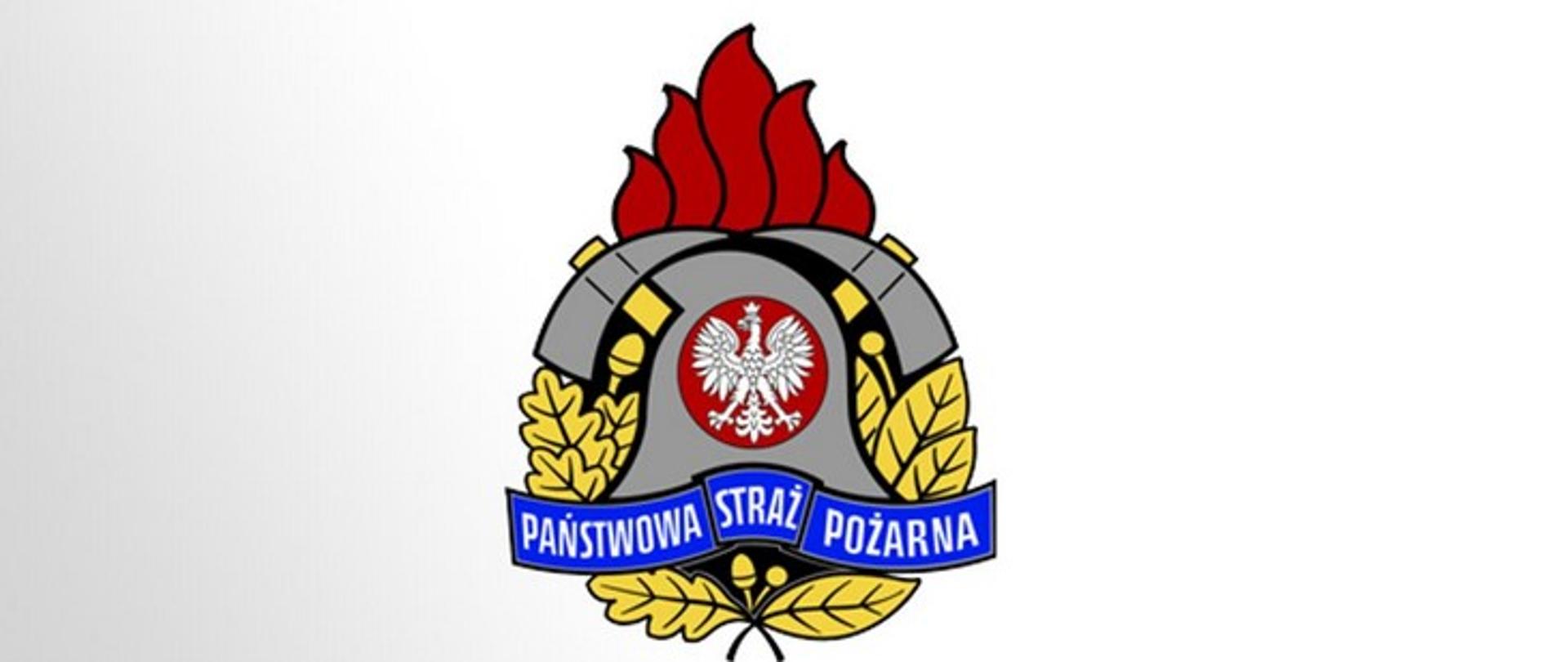 Logo PSP kolorowe – w centrum znajduje się godło Państwa Polskiego, hełm strażacki i dwa toporki, otoczone płomieniem od góry i liśćmi dębu i wawrzynu z boków