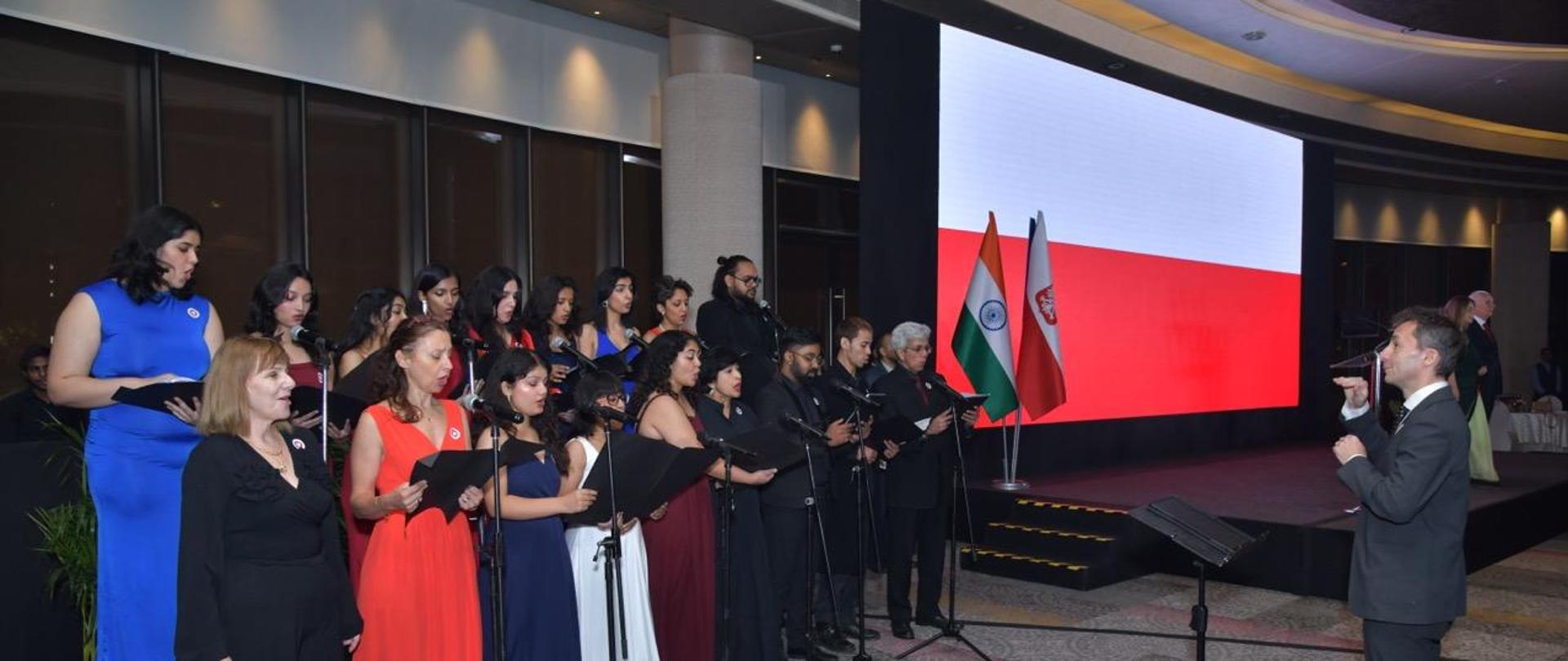 Chór śpiewający hymny Polski, Indii i Unii Europejskiej