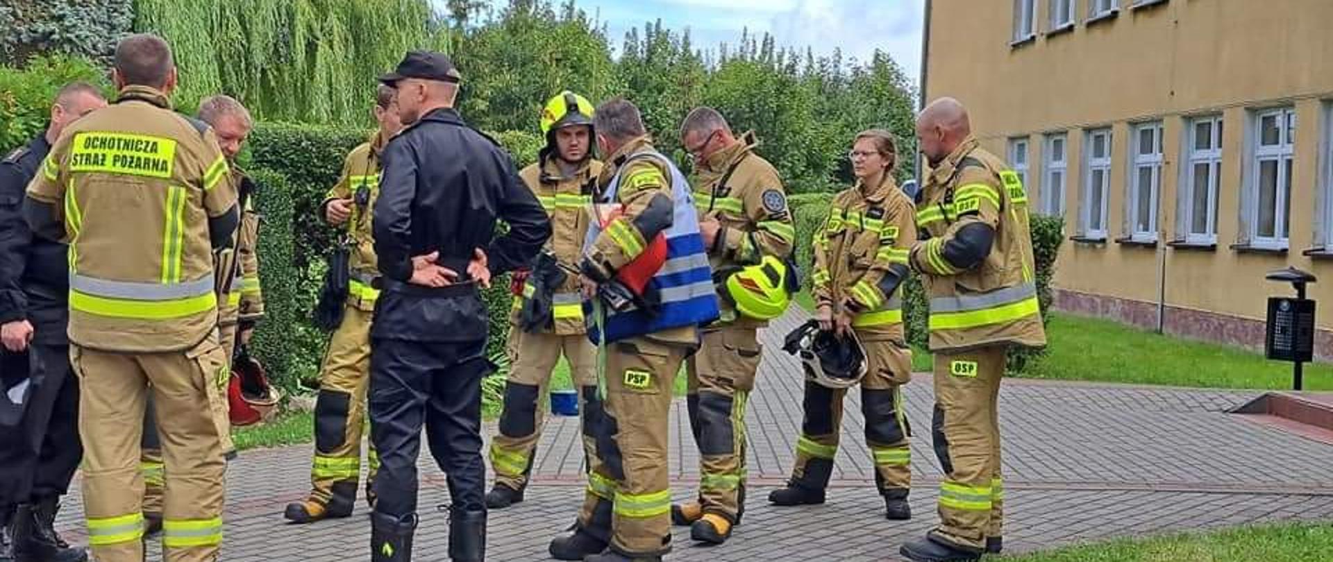 Na zdjęciu strażacy podczas ćwiczeń