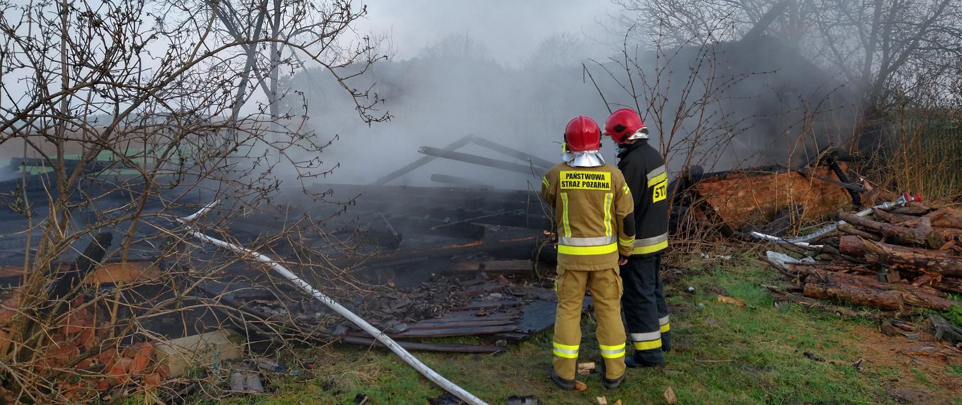 Na zdjęciu widnieją działania gaśnicze stodoły objętej pożarem. 