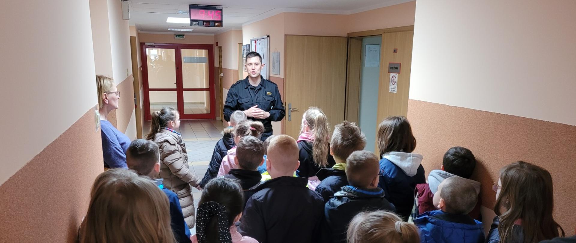 Na zdjęciu strażacy i uczestnicy pogadanek w KP PSP Nakło