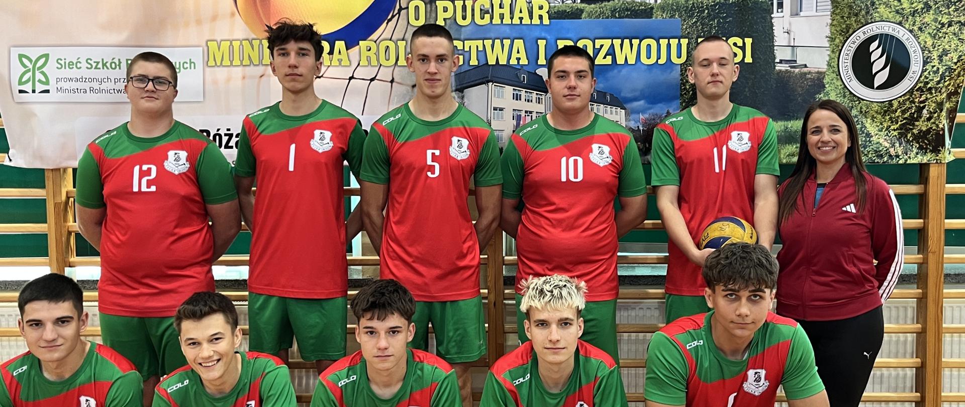 Drużyna siatkarska pozuje do wspólnego zdjęcia podczas Ogólnopolskich Igrzysk Szkół Rolniczych.