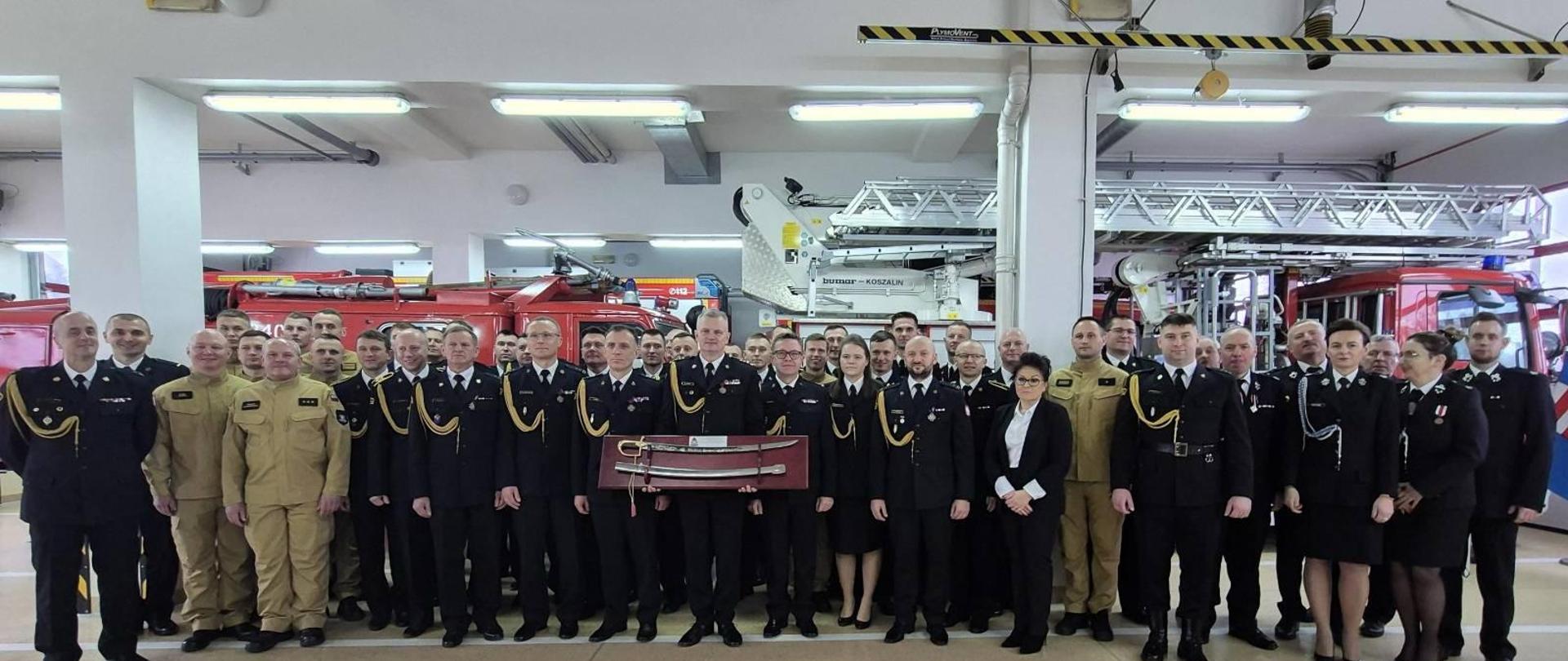 Zdjęcie zbiorcze wszystkich uczestników uroczystości. 