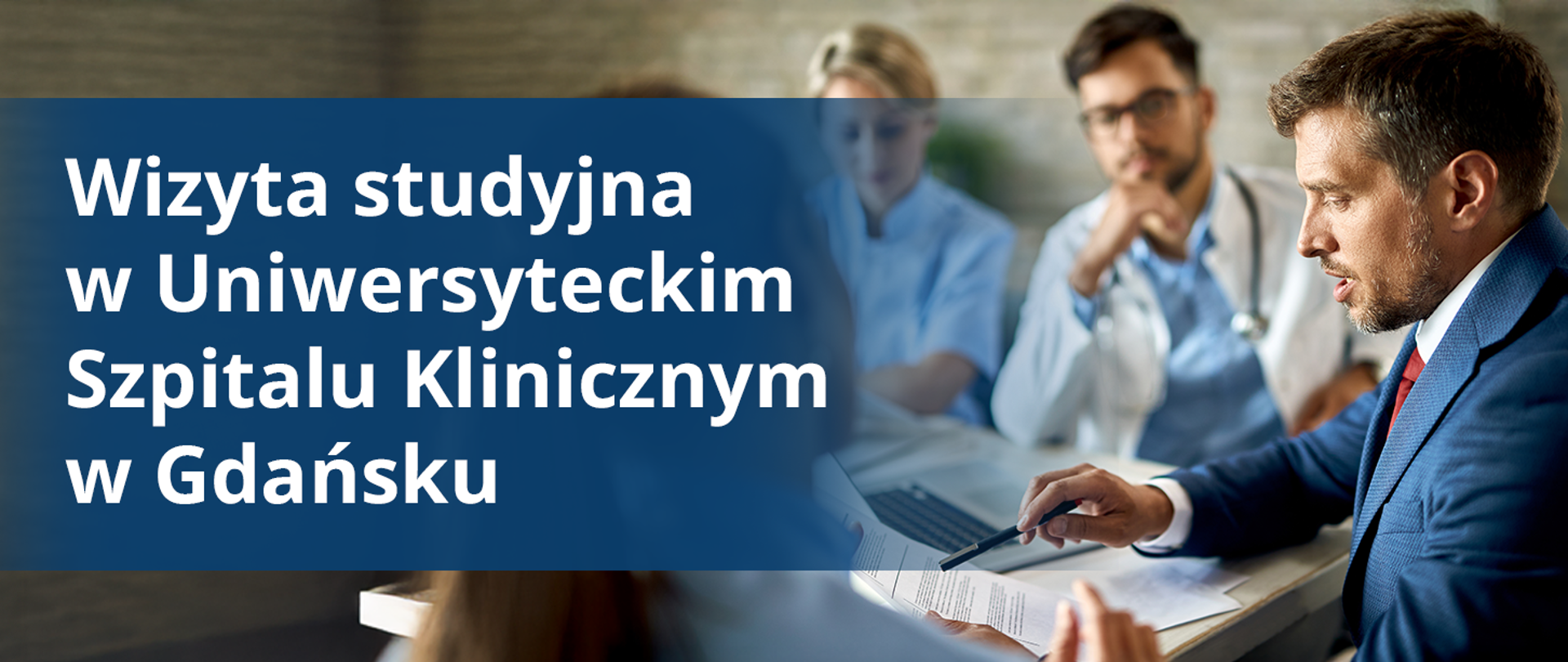 Osoby w trakcie spotkania przy stole w sali konferencyjnej, omawiające dokumenty i rozwiązania analityczne w Uniwersyteckim Centrum Klinicznym w Gdańsku. Na pierwszym planie widoczny napis: „Wizyta studyjna w Uniwersyteckim Szpitalu Klinicznym w Gdańsku”.