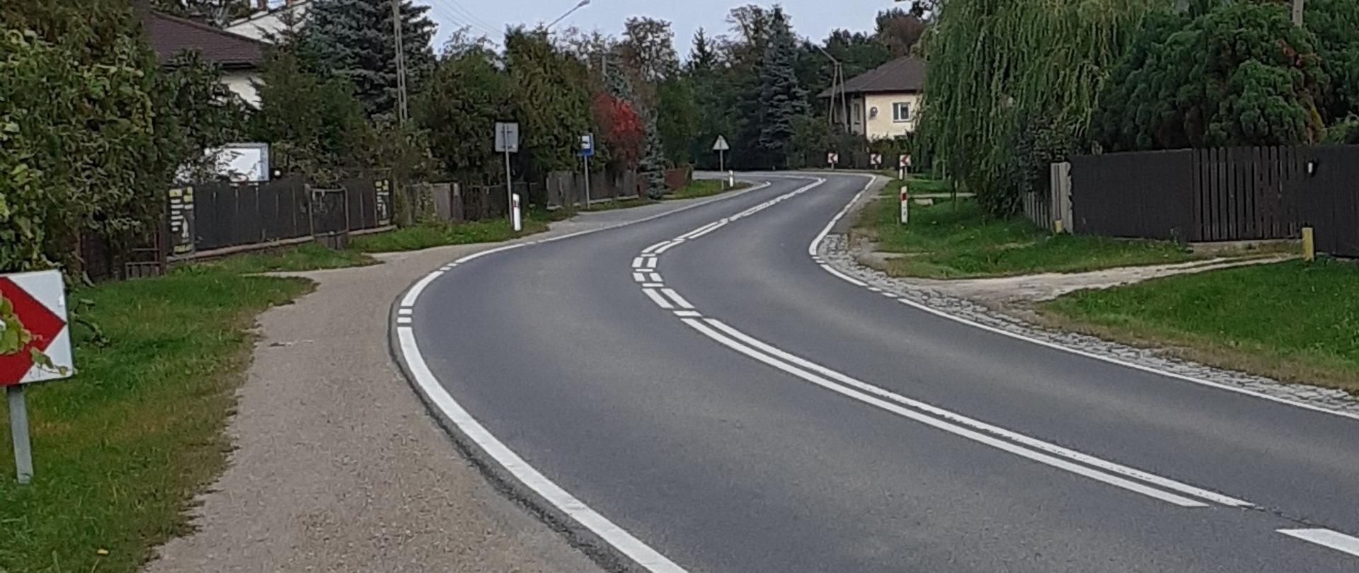 DK79 Garbatka - Wilczowola - droga z zakrętami w zabudowaniach 