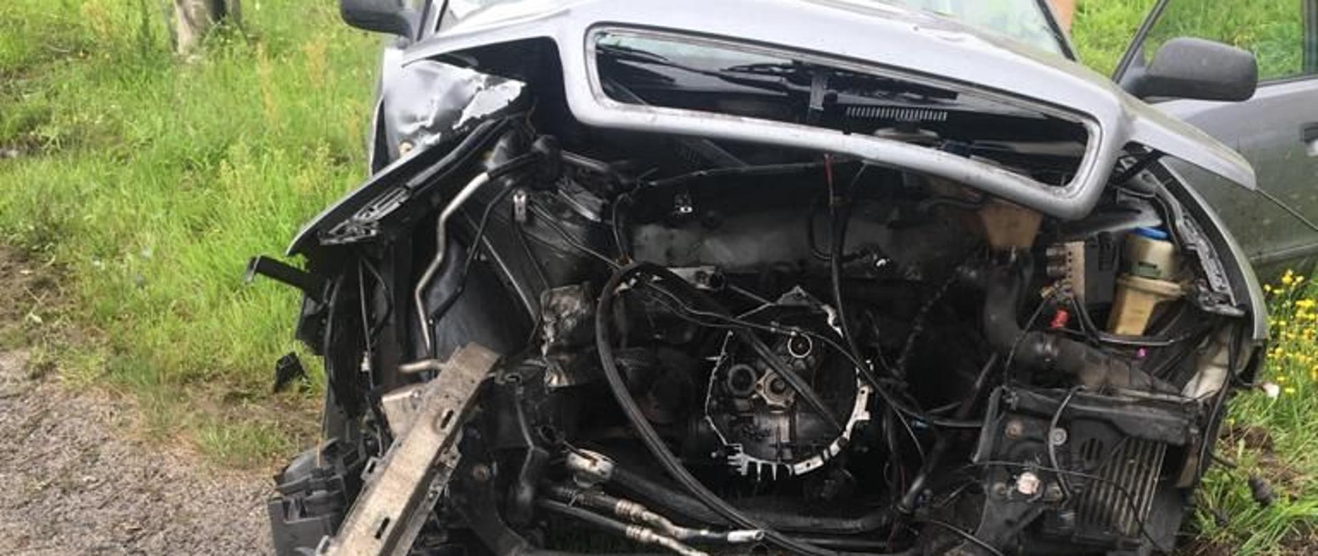 Na zdjęciu widać samochód osobowy marki Audi A4 z rozwaloną komorą silnika. Prawdopodobnie kierowca stracił panowanie nad pojazdem i uderzył w słup energetyczny.