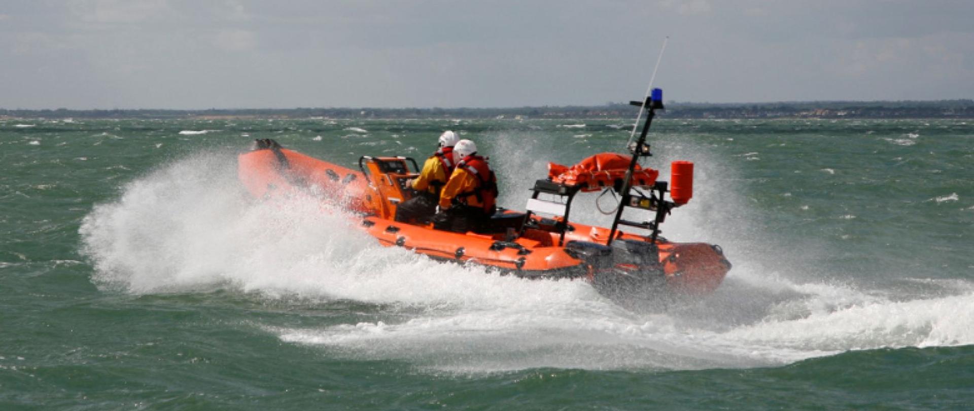 łódź ratownicza na morzu