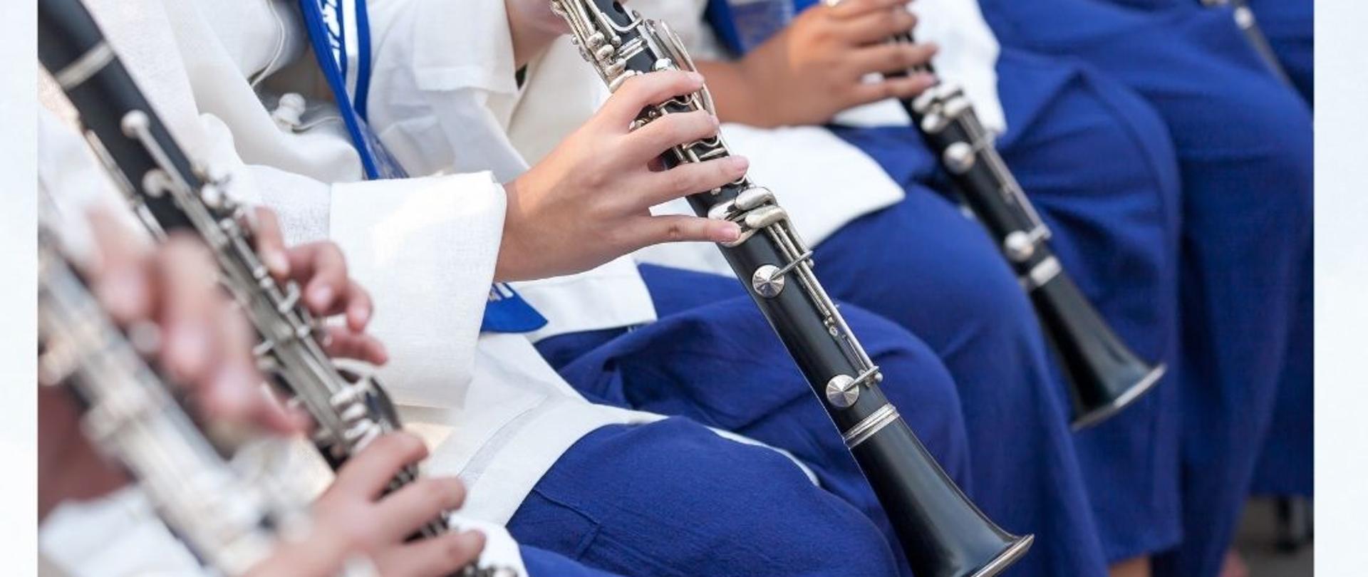 Plakat przedstawia informację o Audycji klasy klarnetu, która odbędzie się 20 maja 2025 r. o godzinie 17:30 w Sali koncertowej Państwowej Szkoły Muzycznej I stopnia w Płońsku, oraz zdjęcie osób grających na klarnecie.