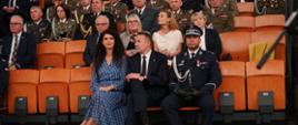 Trybuny, na których siedzą przedstawiciele władz państwowych podczas uroczystości z okazji Święta Policji. W pierwszym rzędzie Wojewoda Dolnośląski.