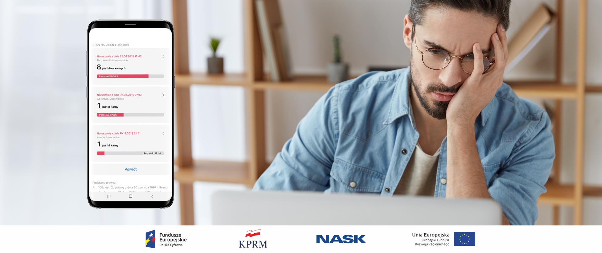 Zdjęcie młodego mężczyzny siedzącego przed laptopem. Zmartwiony opiera głowę o dłoń. Z lewej strony zdjęcie ekranu smartfona, na którym wyświetla się licznik punktów karnych, dostępny w aplikacji mObywatel.