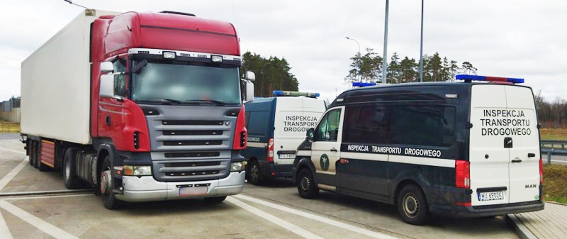 Samochód ciężarowy, jaki na ekspresowej „trójce” zatrzymali inspektorzy lubuskiej Inspekcji Transportu Drogowego. Przydrożny parking. Po lewej ciężarówka, po prawej dwa furgony ITD.