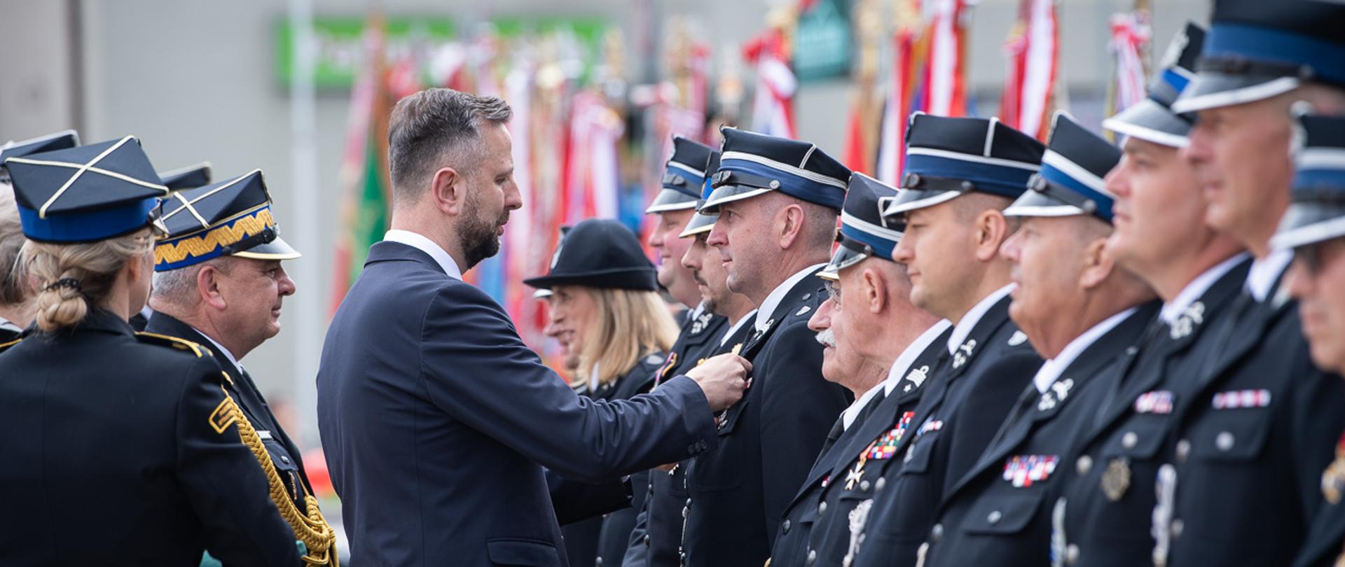 W sobotę 24 maja 2025 r., Władysław Kosiniak-Kamysz, wicepremier, minister obrony narodowej uczestniczył w Wojewódzkich Obchodach Dnia Strażaka połączonych z wręczeniem sztandaru Komendy Powiatowej Państwowej Straży Pożarnej.