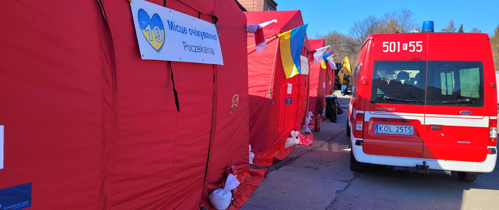 Strażacy pomagają przy punkcie recepcyjnym