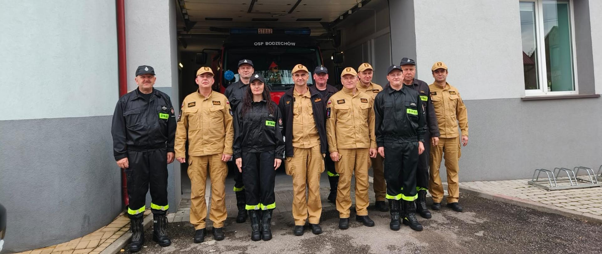Zbiorowe zdjęcie przed remizą OSP Bodzechów strażaków OSP i PSP