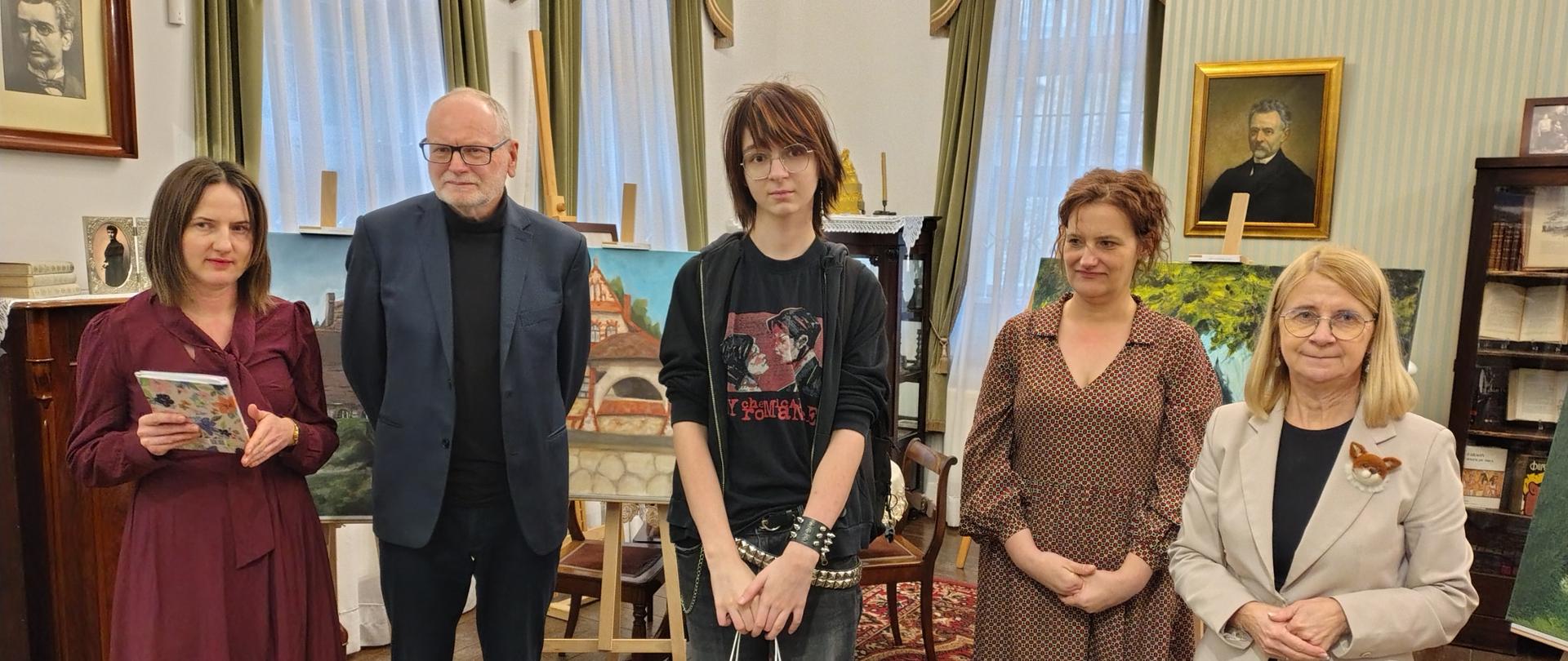 Wręczenie nagród wyróżnionym autorom we wnętrzu Muzeum Żeromskiego