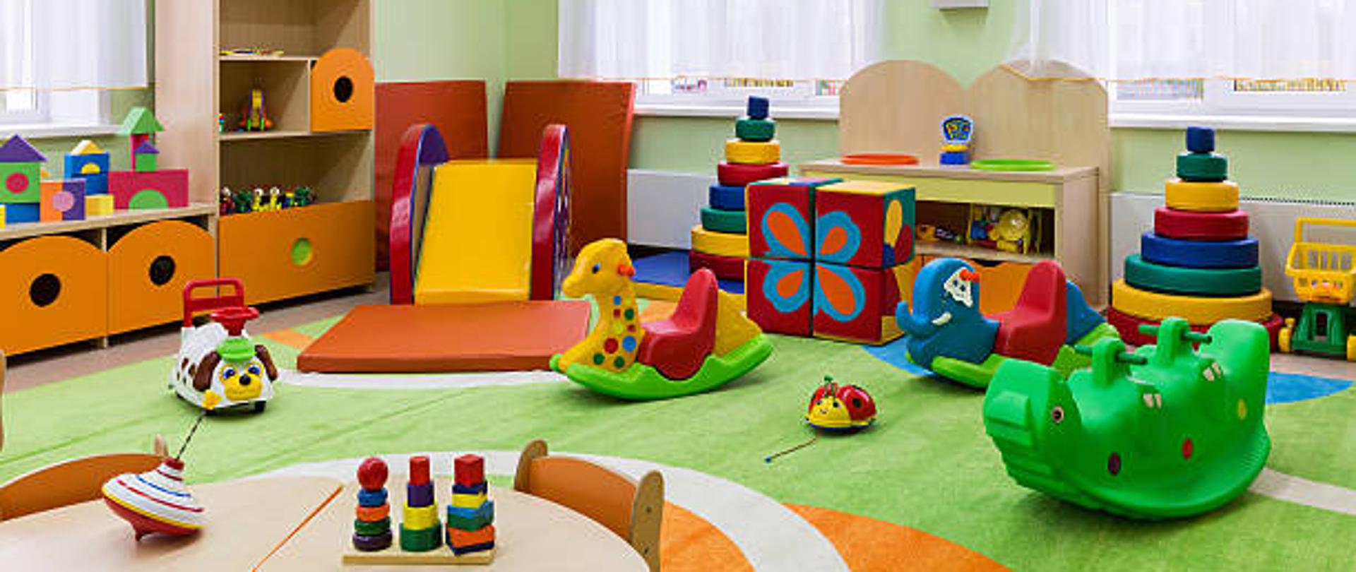 Sala przedszkolna z urządzeniami do zabawy dla dzieci