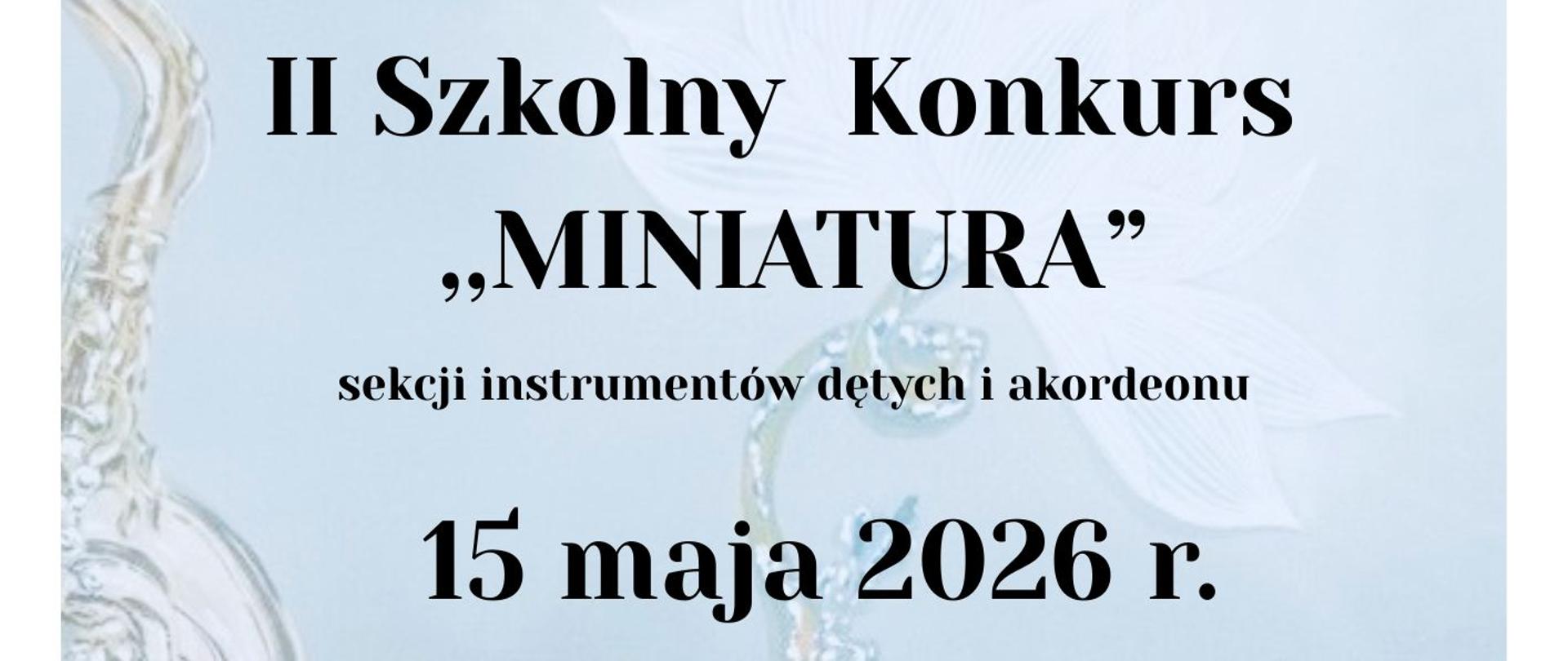 Plakat informacyjny w jasnoniebieskiej kolorystyce, przedstawiający na tzn. tle grafikę złożoną z różnych instrumentów dętych (m.in. puzon, trąbka, saksofon).
Na plakacie znajduje się wyśrodkowany czarny tekst w języku polskim o treści:
„PSM I i II st. im. G. Bacewicz w Limanowej zaprasza na II Szkolny Konkurs „MINIATURA” sekcji instrumentów dętych i akordeonu. 15 maja 2026 r. AULA SZKOLNA. Serdecznie zapraszamy!