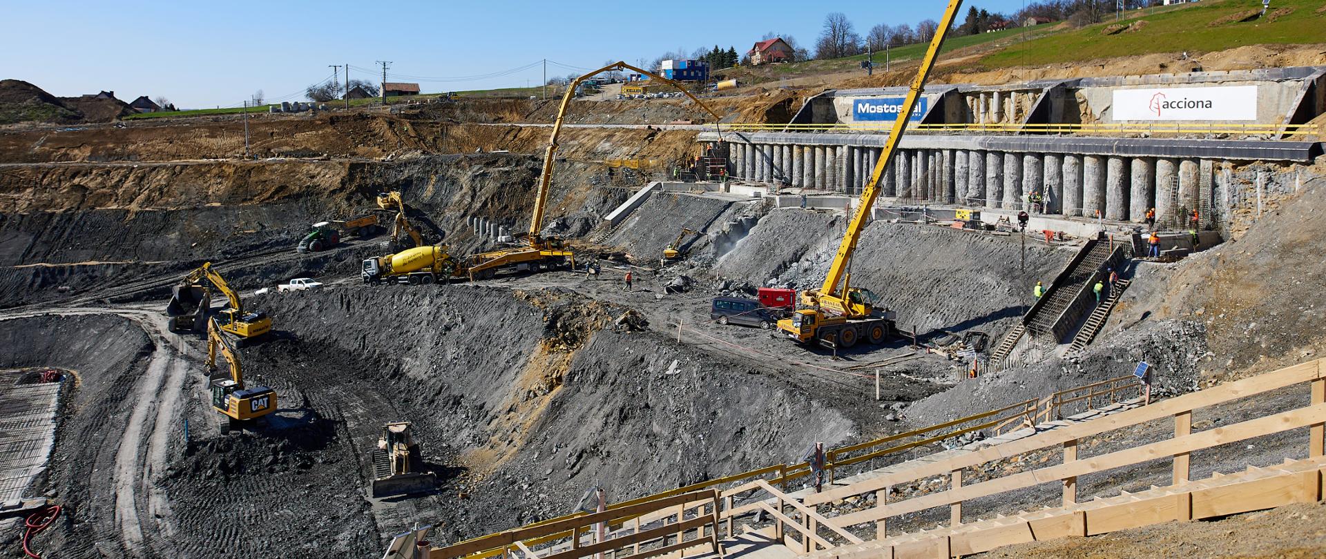 Dialog Wysokiego Szczebla dla Ukrainy - wizyta na budowie S19 Rzeszów Południe – Babica. Widok na prace przy portalu południowym tunelu.
