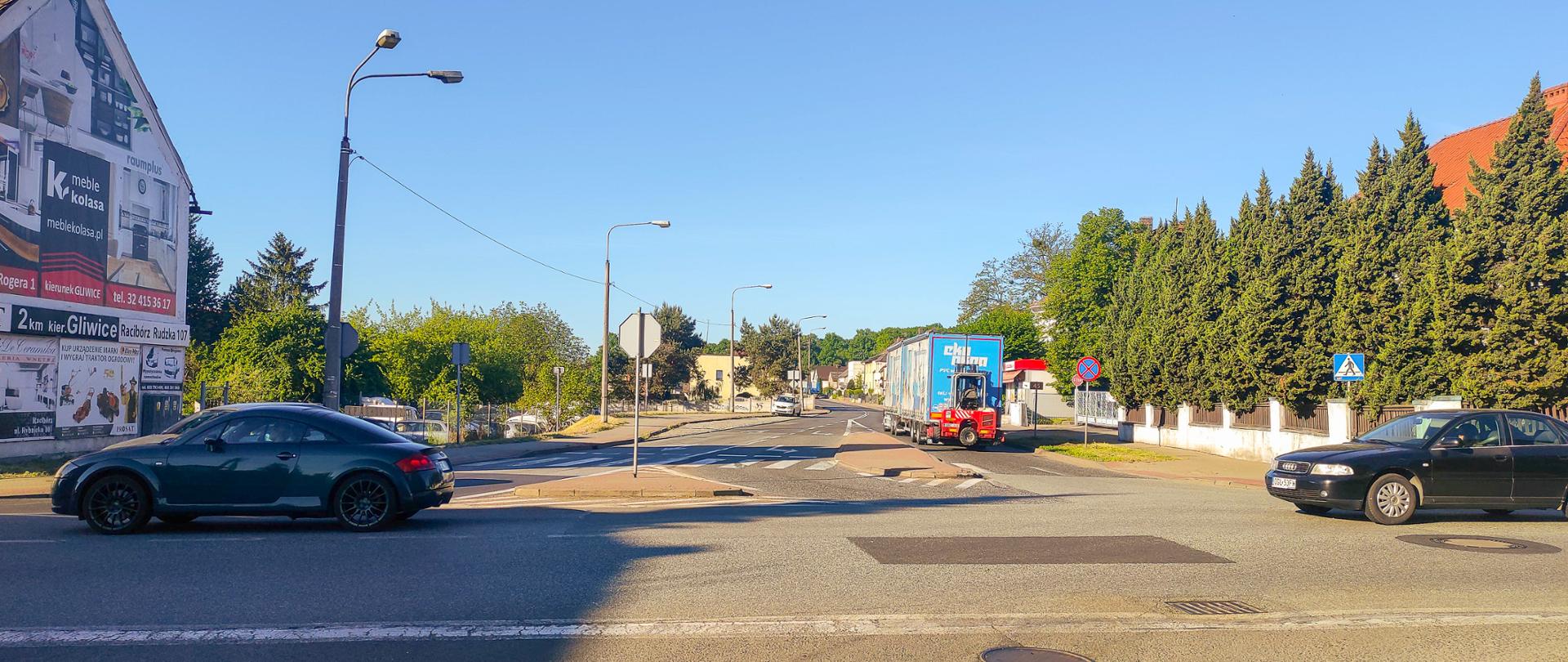 Skrzyżowanie DK45 z DW416 w Raciborzu w intensywnej zabudowie jednorodzinnej. W centralnej części widoczne wyspy rozdzielające potoki ruchu.