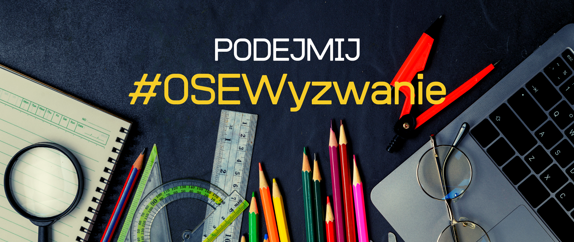 Zdjęcie – na pierwszym planie przybory szkolne, m.in. kredki, linijka, cyrkiel, notes, lupa, okulary. Po prawej stronie – otwarty laptop. Na środku grafiki napis – Podejmij #OSEWyzwanie.