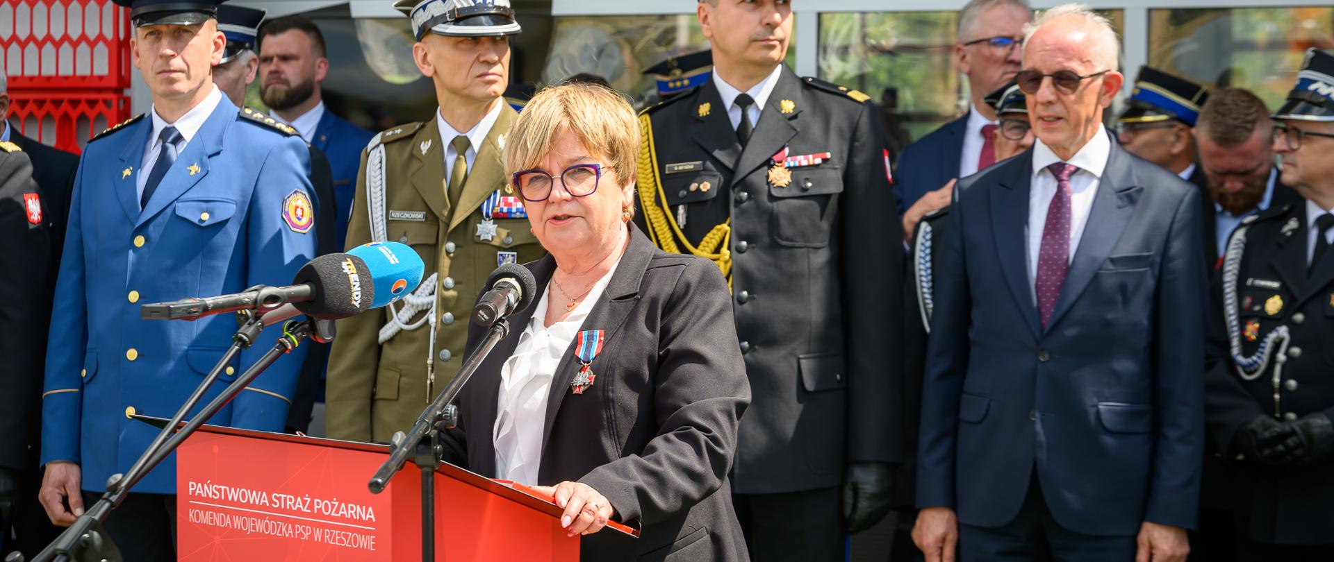 Zdjęcie przedstawia uczestników obchodów Dnia Strażaka