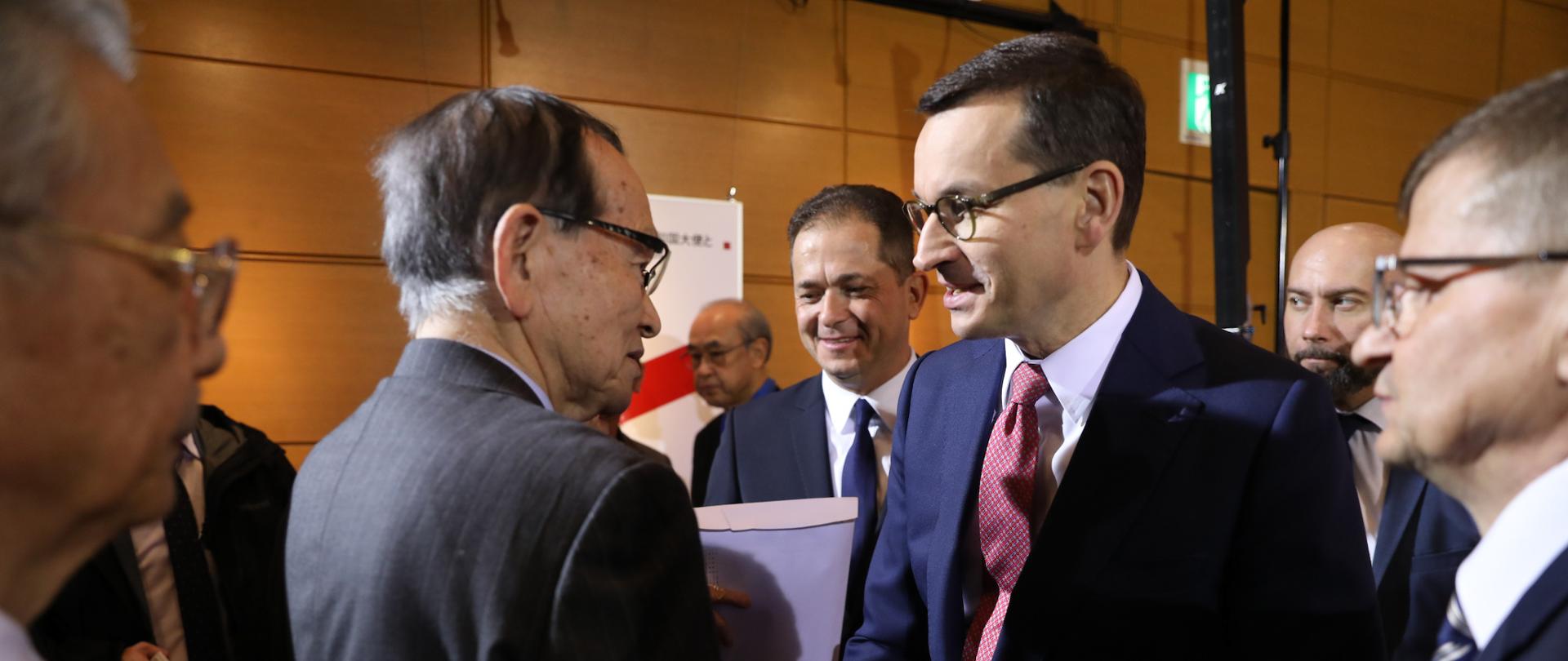 Premier wita się z mężczyzną.