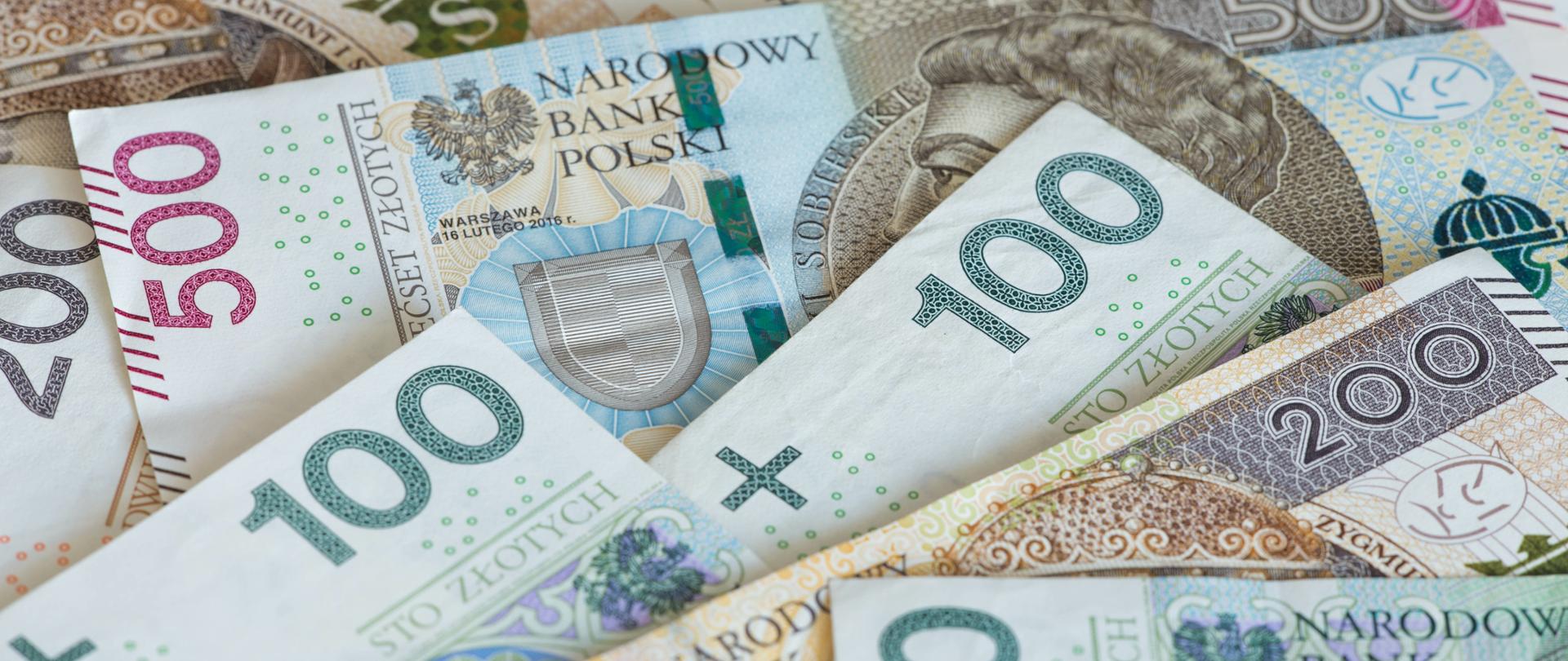 Polskie banknoty o najwyższym nominale leżą jeden pod drugim.