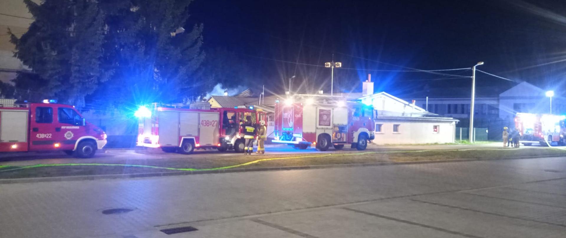 Na zdjeciu widać pojazdy JOP i linie wężowe oraz strażaków.