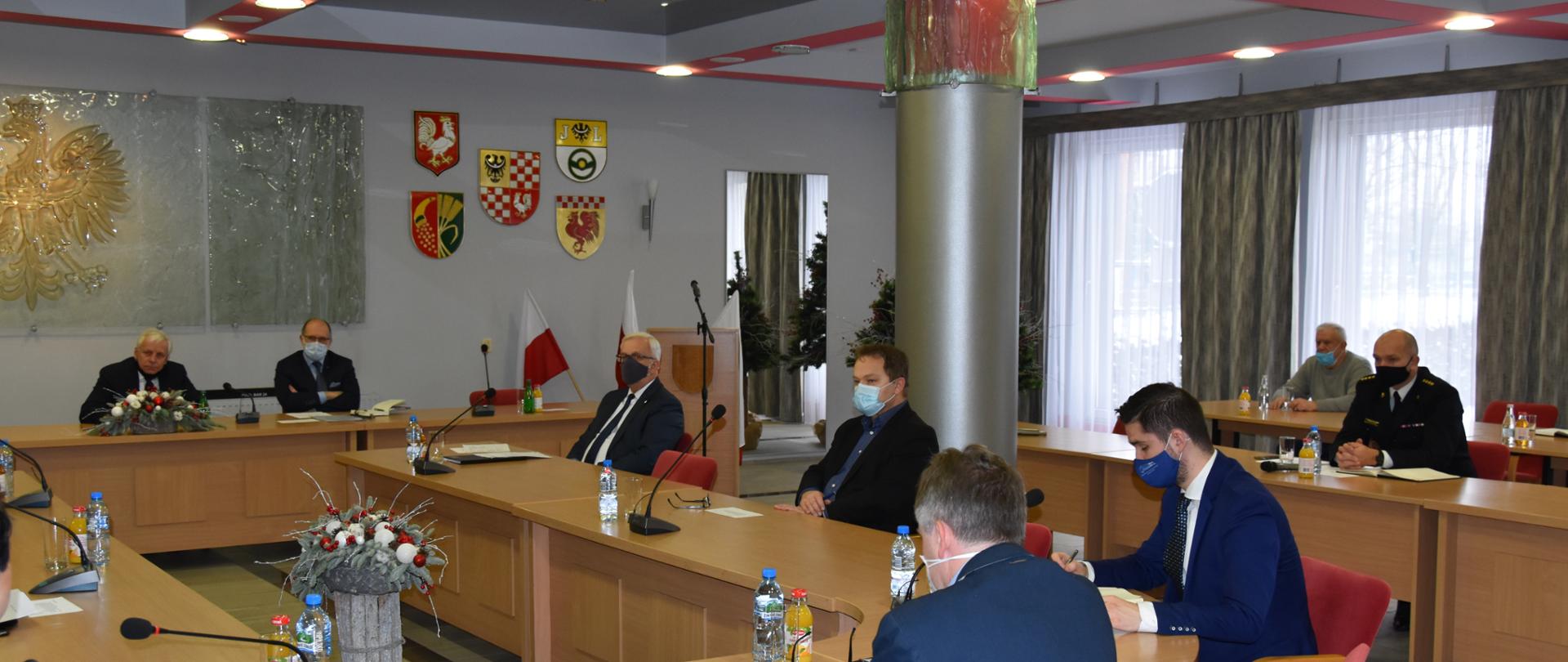 na sali Starostwa Powiatowego siedzą członkowie oławskiego Powiatowego Zespołu Zarządzania Kryzysowego. Spotkaniu przewodniczy wojewoda dolnośląski Jarosław Obremski