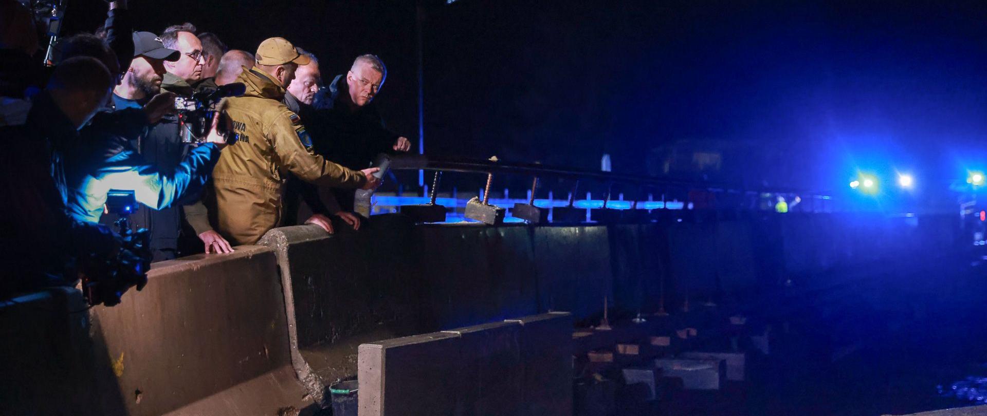 premier donald tusk i minister spraw wewnętrznych i administracji tomasz siemoniak w asyscie strażakówm na wałach przeciwpowodziowych 