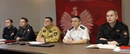 Funkcjonariusze Komendy Wojewódzkiej PSP w Opolu w tym Opolski Komendant Wojewódzki PSP wraz z Zastępcą Opolskiego Komendanta Wojewódzkiego PSP w Opolu podczas wideokonferencji podsumowującej ćwiczenia Opolskie 2021, które odbyły się na terenie powiatu nyskiego.