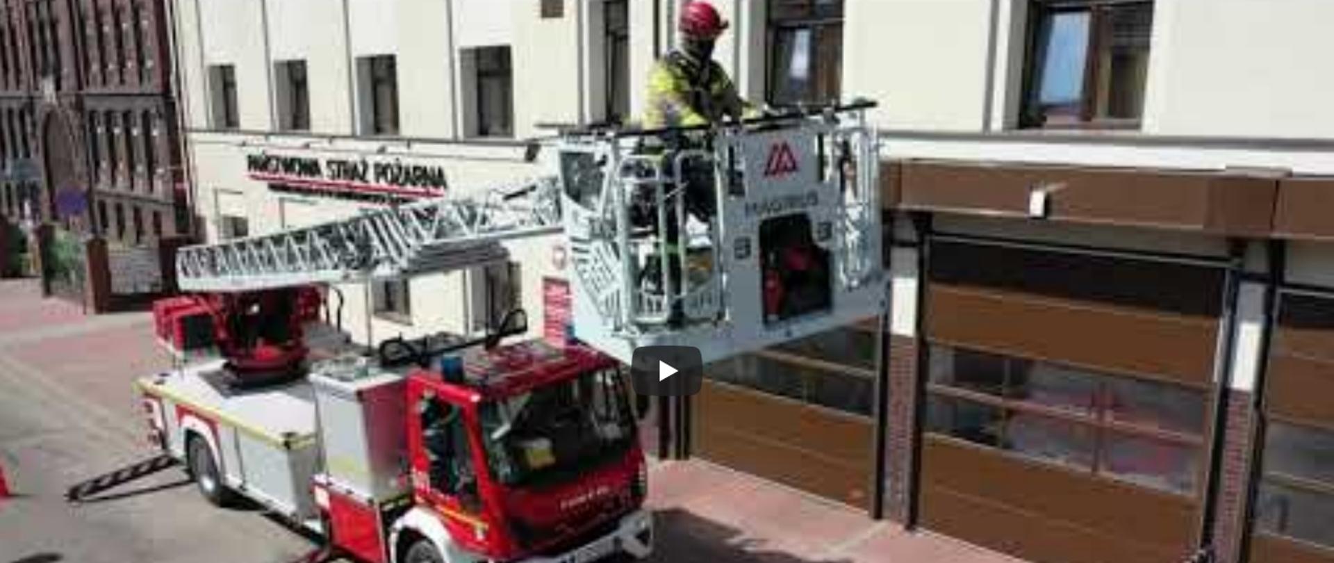 Prezentacja samochodu z drabiną mechaniczną SCD-42 Iveco Magirus w KM PSP Siemianowice Śląskie
