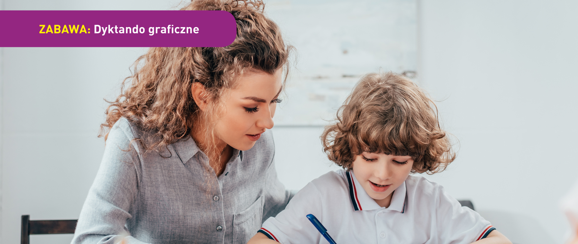 Na zdjęciu widać dorosłą osobę, prawdopodobnie nauczycielkę, pomagającą dziecku piszącemu w zeszycie. U dołu znajduje się pasek logotypów: Europejskie Fundusze Polska Cyfrowa, Ministerstwo Cyfryzacji, NASK i Unia Europejska Europejski Fundusz Rozwoju Regionalnego.