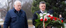 Kwiaty w imieniu wojewody łódzkiego Doroty Ryl złożyli przedstawiciele Biura Wojewody - Krzysztof Sztrajber oraz Jarosław Górecki 