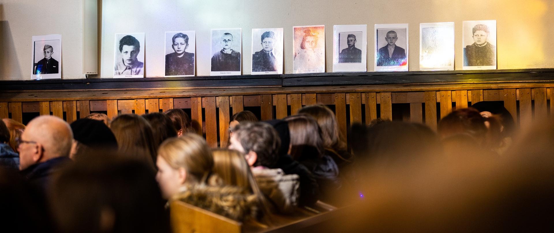 Zbliżenie na zdjęcia dzieci z obozu przy ul. Przemysłowej