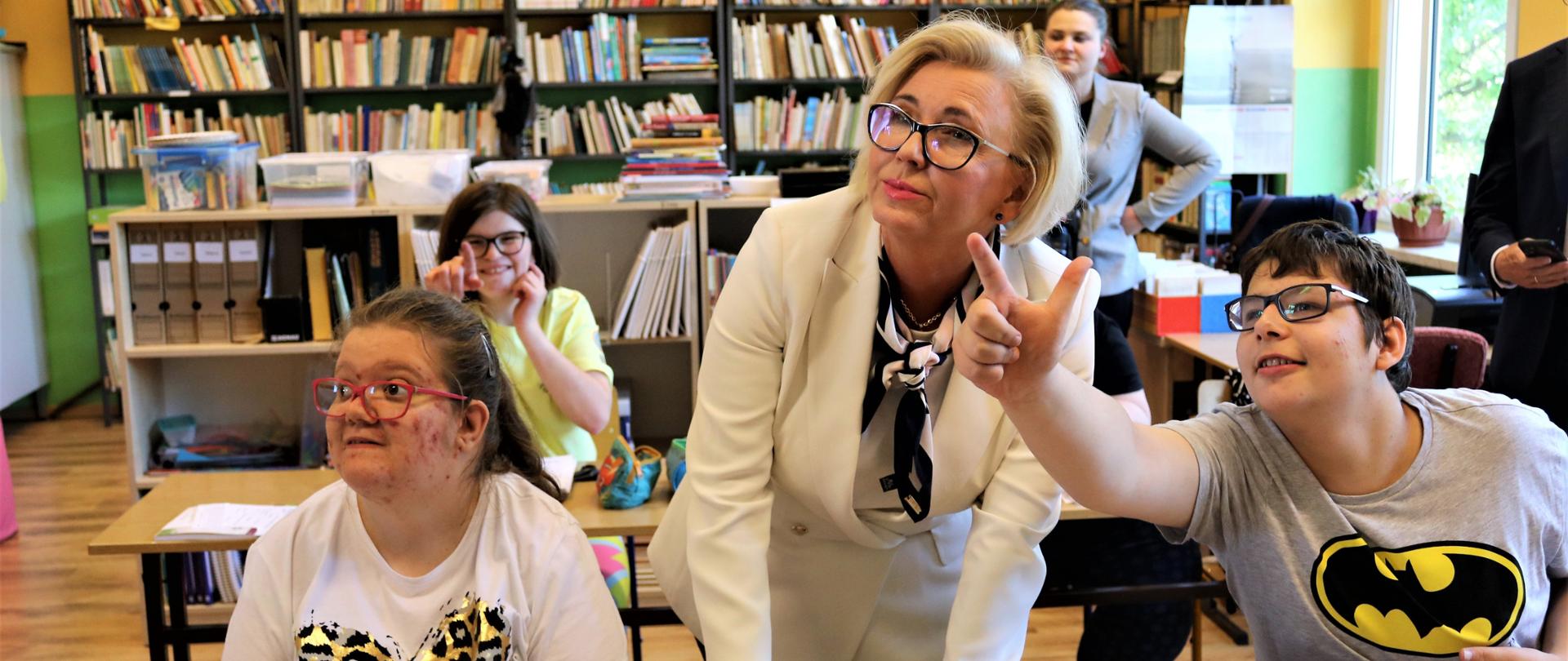 Wiceminister Marzena Machałek uczestniczy w zajęciach z młodzieżą