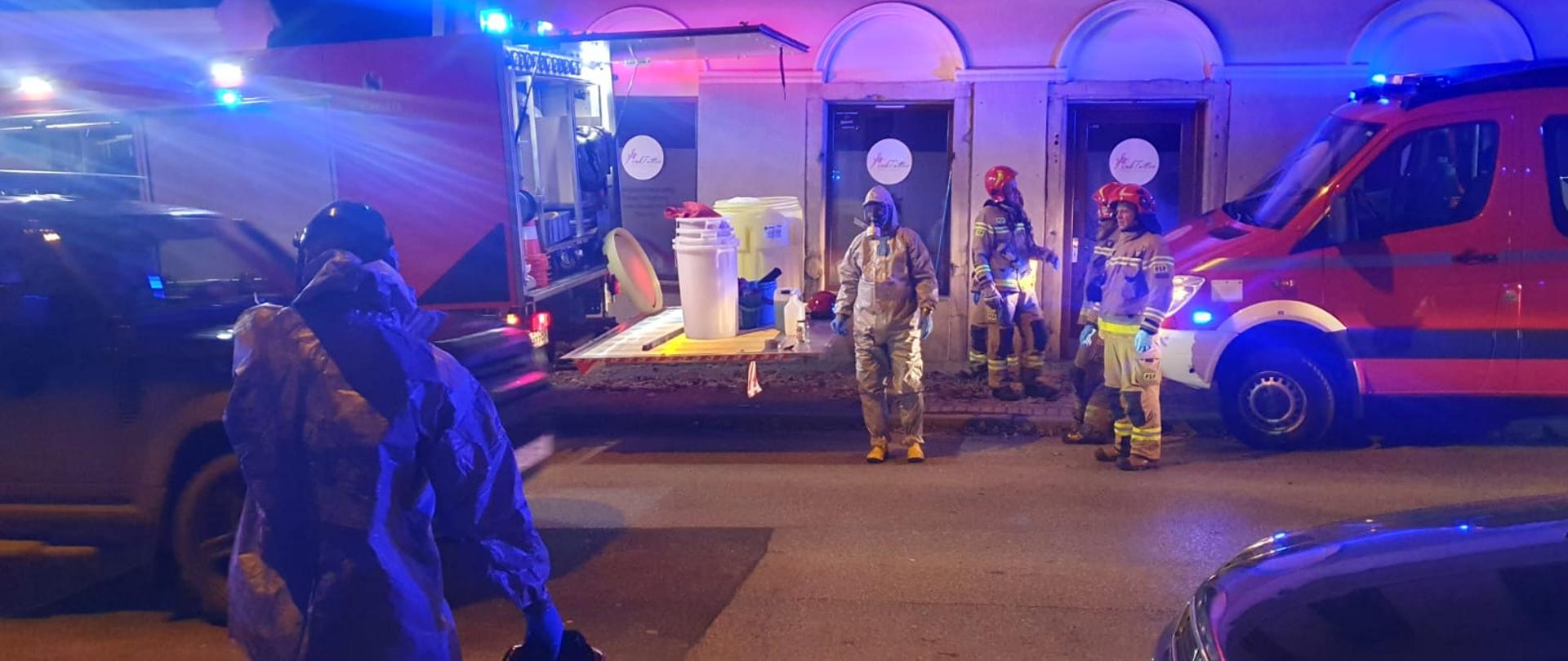 Strażacy wchodzący do budynku 