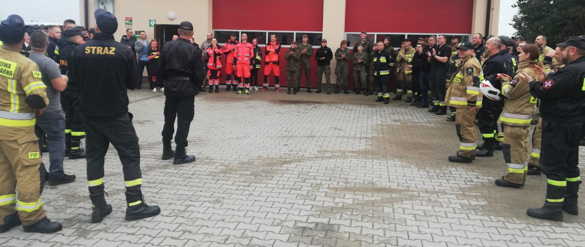 Na zdjęciu widoczni są strażacy, ratownicy medyczni oraz żołnierze podczas ćwiczeń. 