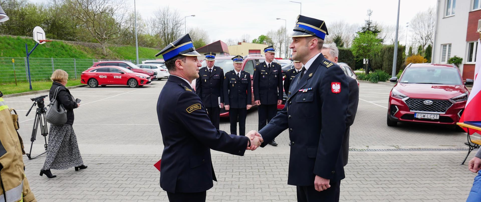 Lekki samochód rozpoznawczo-ratowniczy dla KP PSP w Świebodzinie - uścisk dłoni między LKW a komendantem powiatowym