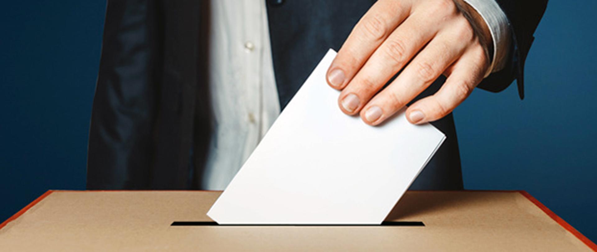 głosujący przy urnie wyborczej