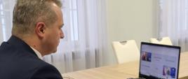 Wojewoda podczas wideokonferencji pt. „Polski Ład- zmiany dla płatników, wsparcie ZUS i KAS”. 