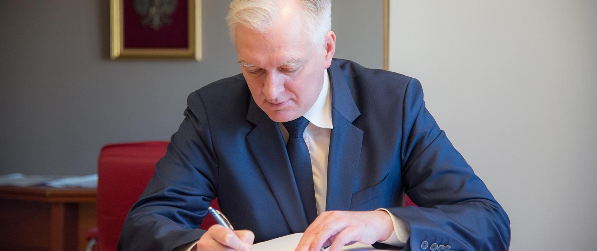 Minister Gowin wpisuje się do księgi