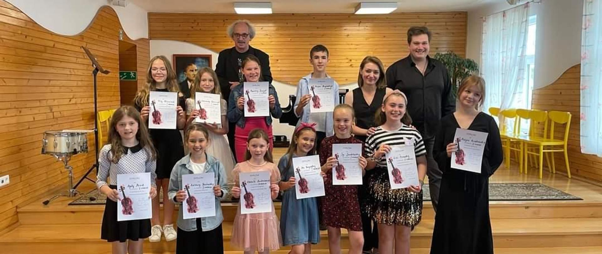 na scenie wyróżnieni uczniowie wraz z nauczycielami