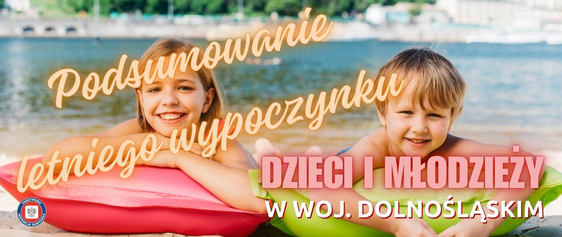 Dzieci leżące na materacach plażowych na brzegu jeziora