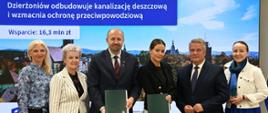 Na zdjęciu od lewej: Dorota Dąbrowska, NFOŚiGW, Marzena Lasota-Darowska, Skarbnik Gminy Miejskiej Dzierżoniów, Robert Gajda, Zastępca Prezesa Zarządu NFOŚiGW, Aleksandra Leo, Posłanka na Sejm RP, Dariusz Kucharski, Burmistrz Dzierżoniowa, Magdalena Tokarska-Kusyk, Zastępca Dyrektora NFOŚiGW.