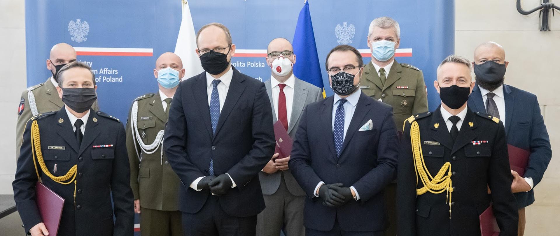 2020.10.02 Warszawa . Minister Pawel Jablonski . Minister Marcin Przydacz . Wreczenie odznak Bene Merito .Fot. Tymon Markowski / MSZ