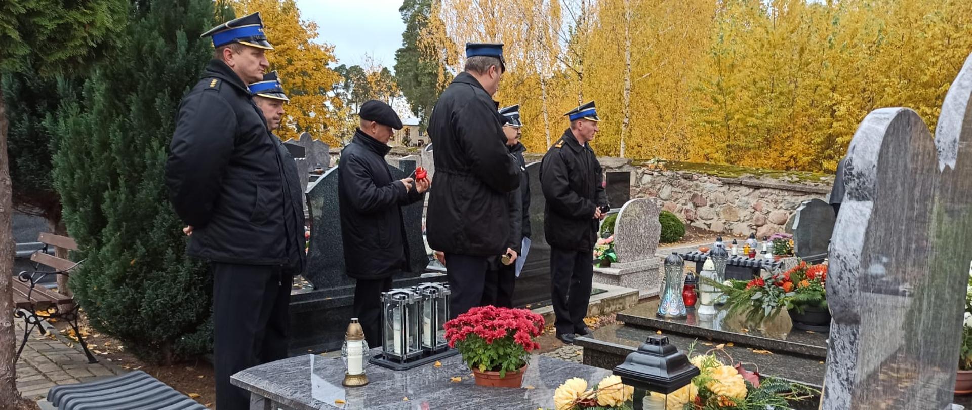 Pochód na cmentarz w Sejnach pracowników, emerytów KP PSP w Sejnach oraz druhów OSP w dniu Wszystkich Świętych