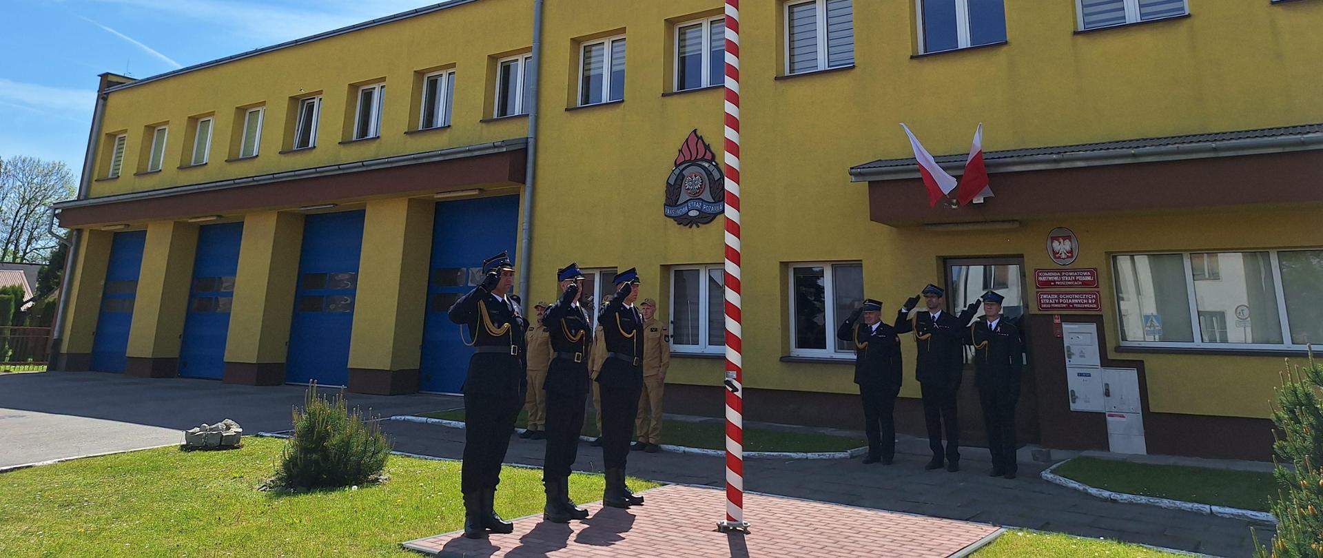Strażacy oddają honory podczas podniesienia flagi Państwowej