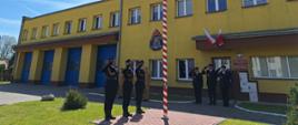 Strażacy oddają honory podczas podniesienia flagi Państwowej
